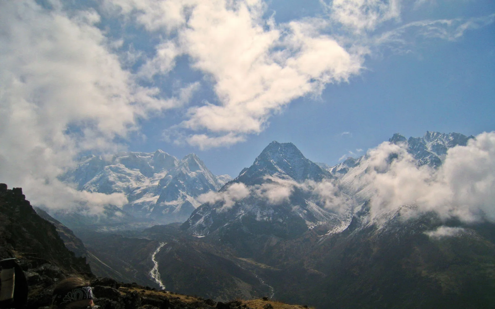 Beim Aufstieg von Tseram wird der Blick zur Südseite des Kanchenjunga Massives frei