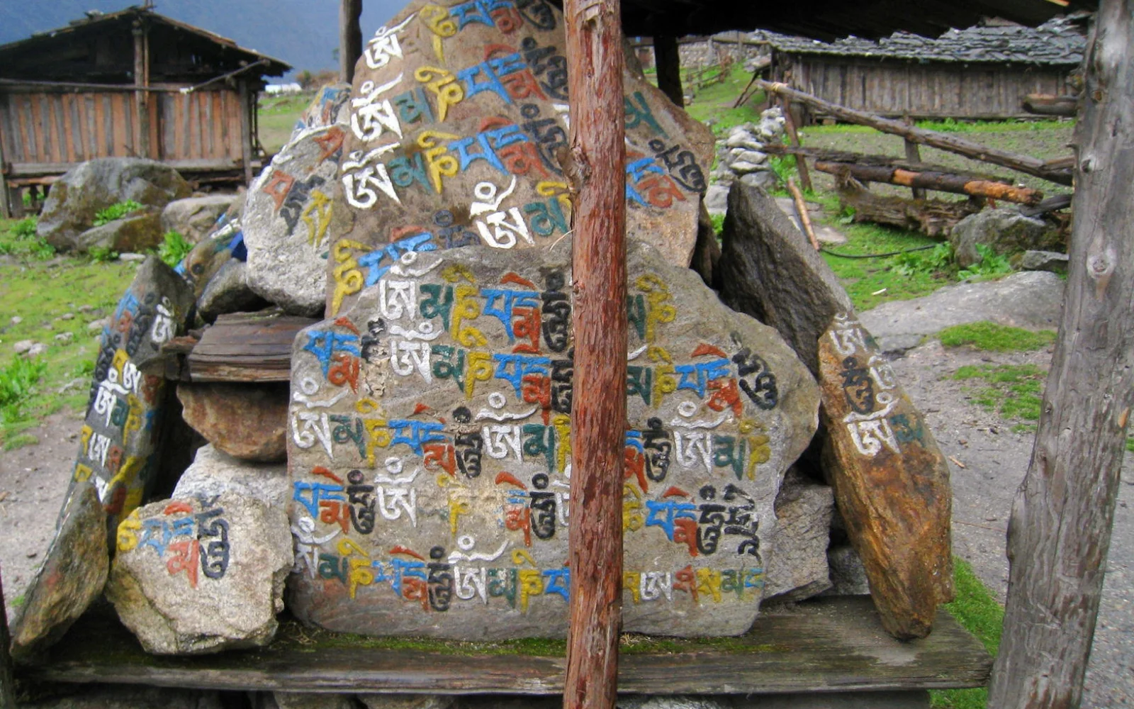 Die Manimauern und deren Steine im Land der Sherpas...