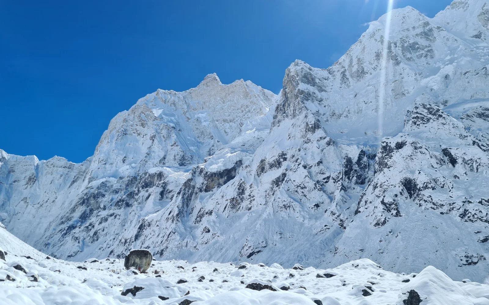 Die steile Gipfelpartie und die Höhe des Jannu (7711 m) sind der Grund seiner geringen Besteigungszahl.