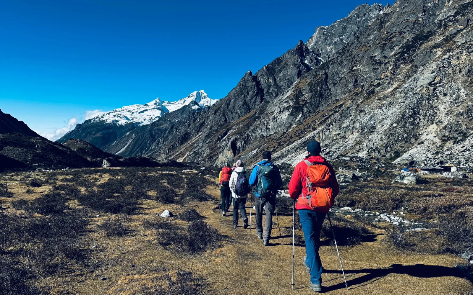 Der Weg zum Kanchenjunga Basecamp ist geprägt von gewaltigen Bergformationen