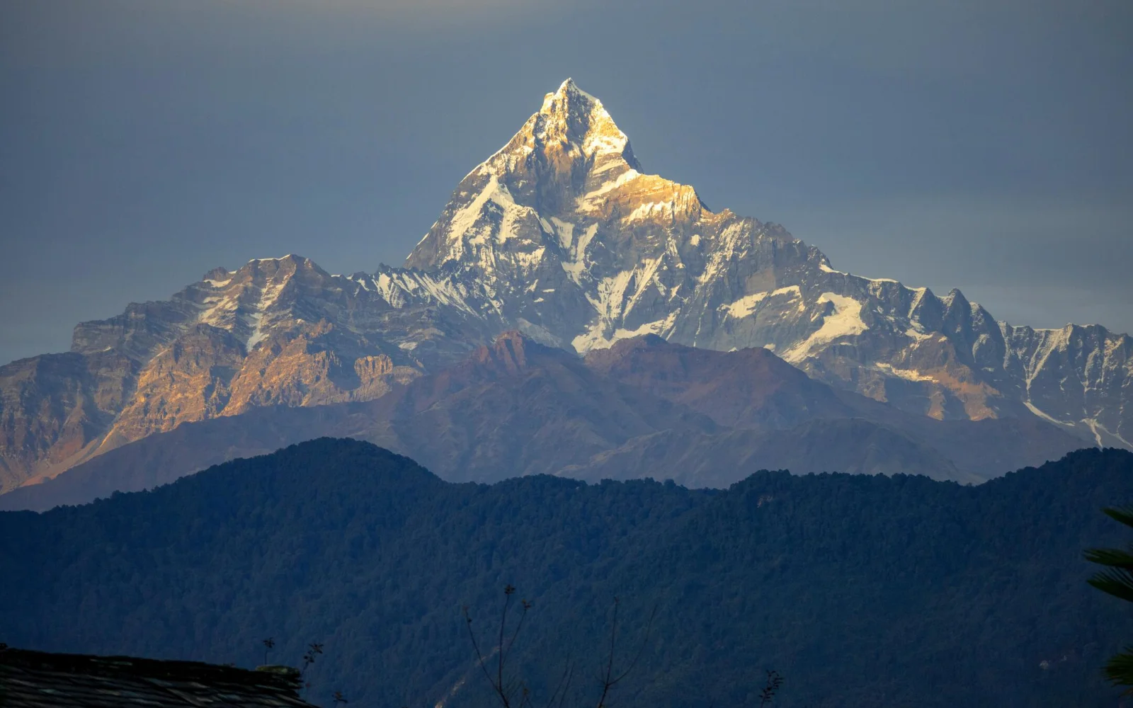 Per Panoramaflieger geht es nach Pokhara mit Blick auf den Machhapuchhre