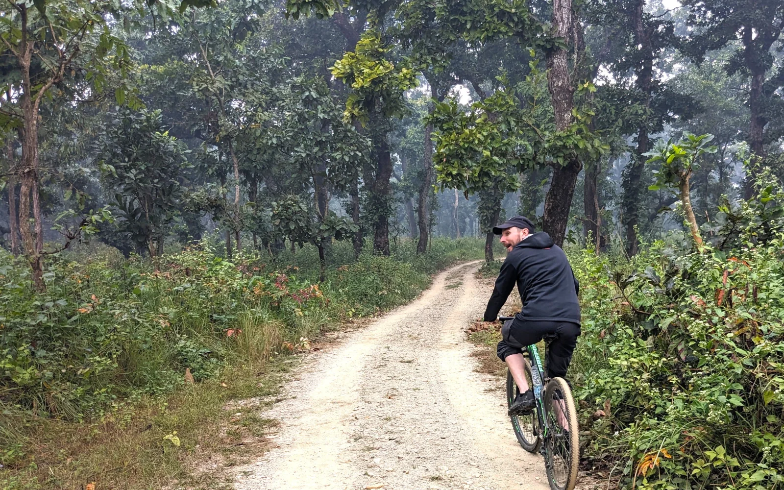 Im Terai-Tiefland sind Sie mit dem Bike unterwegs
