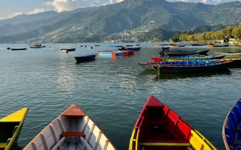 Trekking bis Phedi (1.170 m) und Fahrt nach Pokhara am Phewa-See 