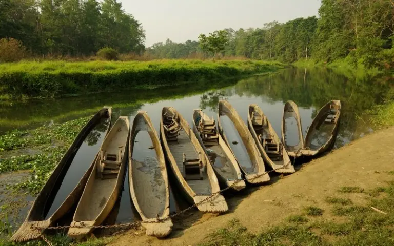 Einbaumsafari im Chitwan Nationalpark und Badespaß mit Elefanten