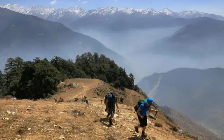 Trekking über eine Hängebrücke und Aufstieg nach Briddhim (2.230 m)