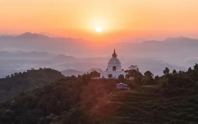 Bootfahrt über den Phewa-See und Trekking zur Shanti-Stupa bis Bhumdi