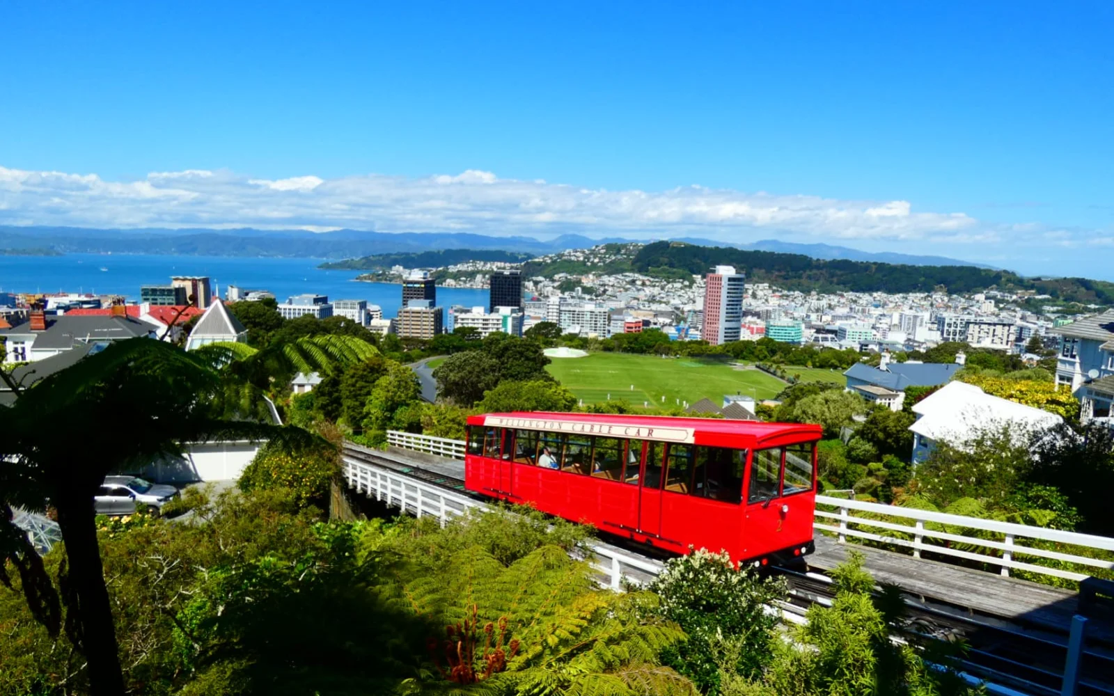 Von der Hauptstadt Wellington setzen Sie mit der Fähre zur Südinsel über