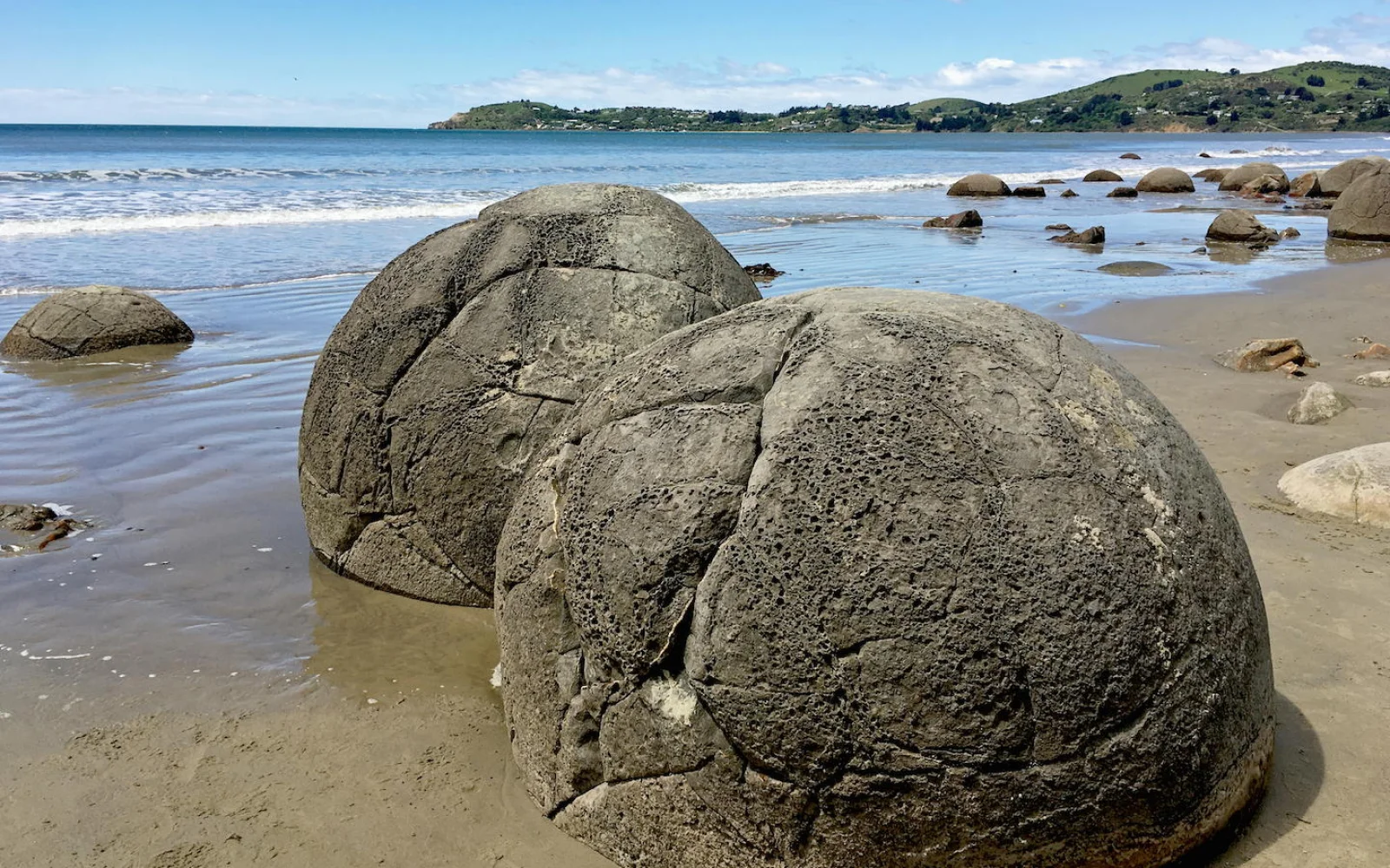 Moeraki Boulders – mehrere Tonnen schwer und ist bis zu zwei Meter hoch
