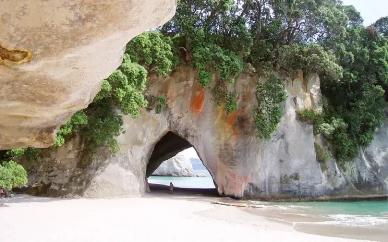 hi chatgpt, generiere mir ein bild von einem hübschen Felsbogen am Strand