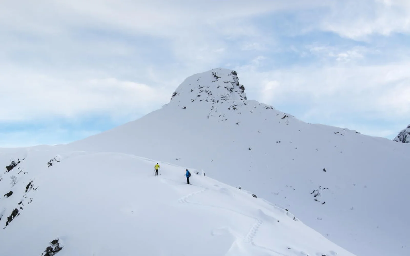Schneebedeckte Gipfel erklimmen wir per Schneeschuh