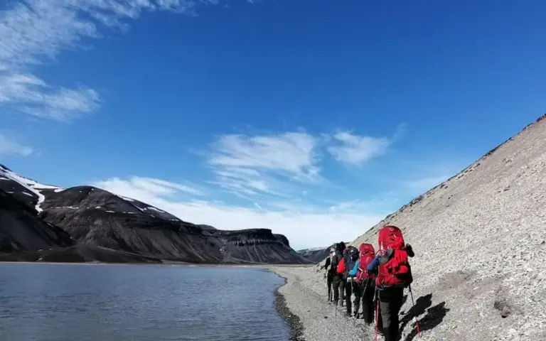 Ihr Trekking startet an der Mündung des Flusses Skansdalselva und weiter das flache Flusstal “Skansdalen” entlang.