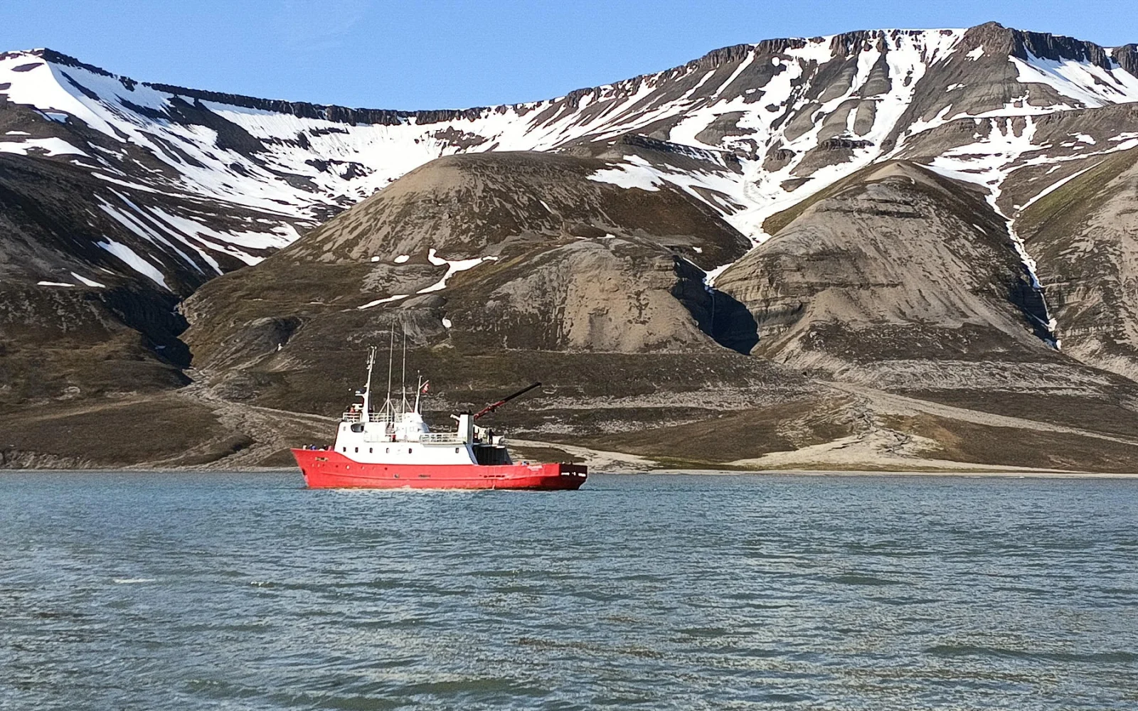 Zu Beginn der Tour bringt Sie ein Schiff von Longyearbyen zum Startpunkt der Wanderung.