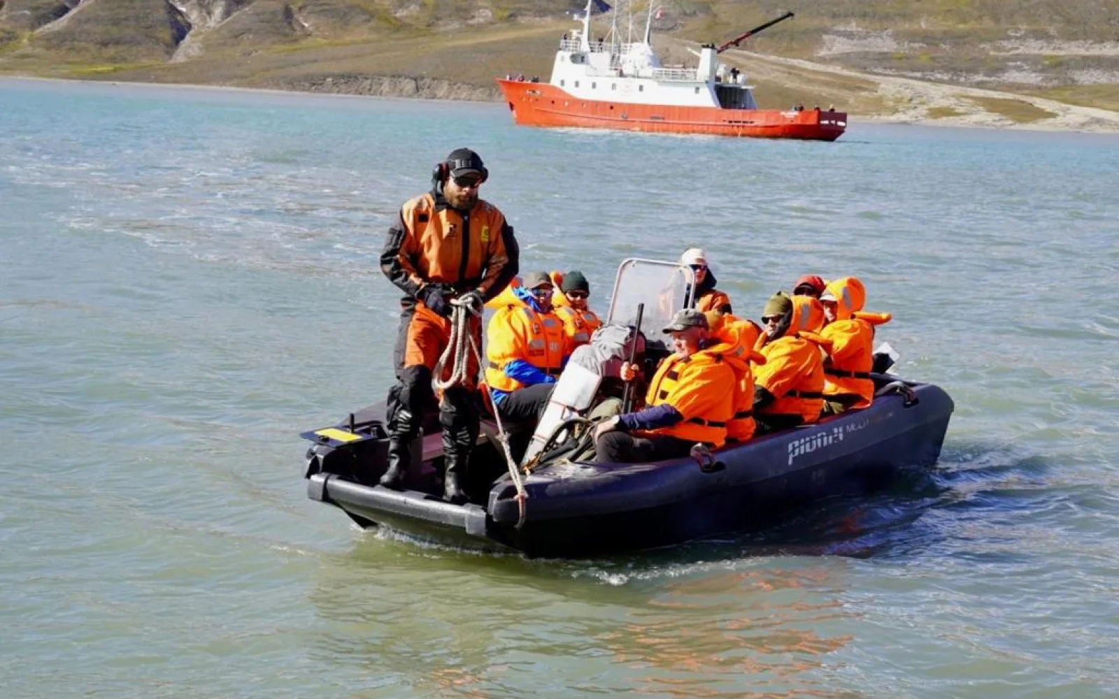 ...die letzten Meter zur hafenlosen Anlandestelle werden per Beiboot zurückgelegt.