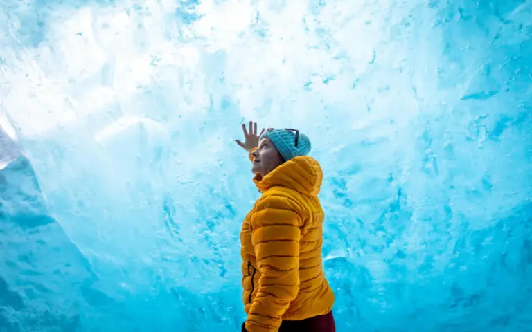 Höhepunkt Ihrer Reise: Schneeschuhwanderung zum Gletscher und Besuch einer Gletschereishöhle.