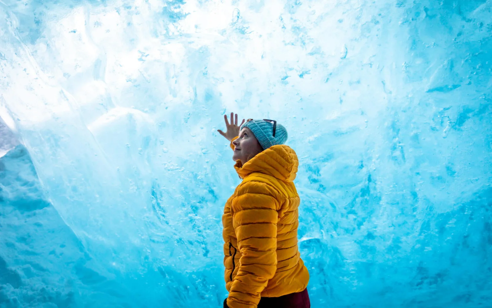 Höhepunkt Ihrer Reise: Schneeschuhwanderung zum Gletscher und Besuch einer Gletschereishöhle.
