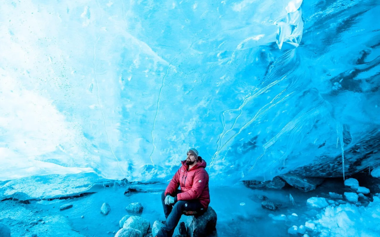 Lassen Sie die magische Stimmung des saphirblauen Gletschereises auf sich wirken.