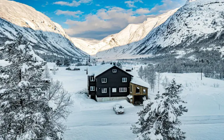 Wunderschön gelegen inmitten imposanter Berge mit Sicht zum Gletscher ist Ihr Gasthaus idealer Standort für Ihre aktive Winterwoche. Wunderschön gelegen inmitten imposanter Berge mit Sicht zum Gletscher ist Ihr Gasthaus idealer Standort für Ihre aktive Winterwoche.