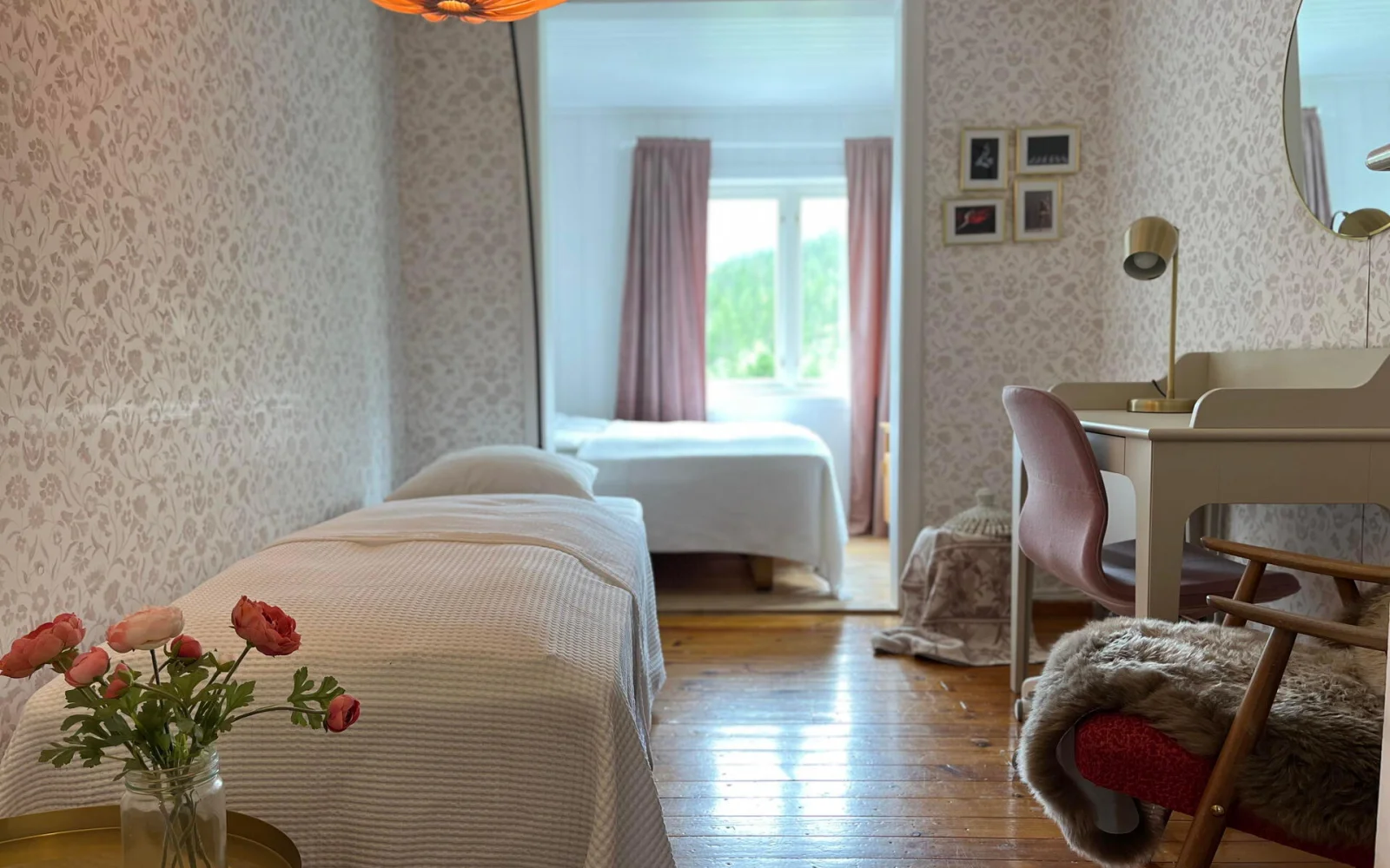 Sie wohnen in einem der acht geschmackvoll eingerichteten Zimmer des Gasthauses.