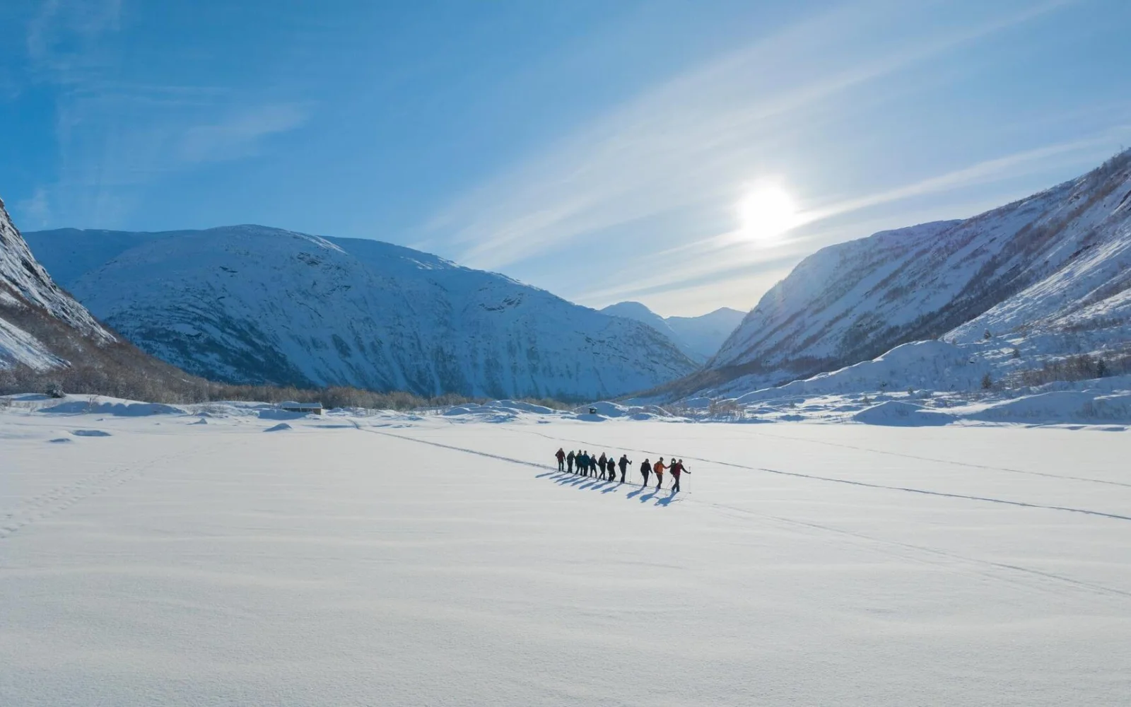 Schneeschuhwandern vor malerischer Kulisse - im Jostedalen von Ihrer Haustür aus möglich.