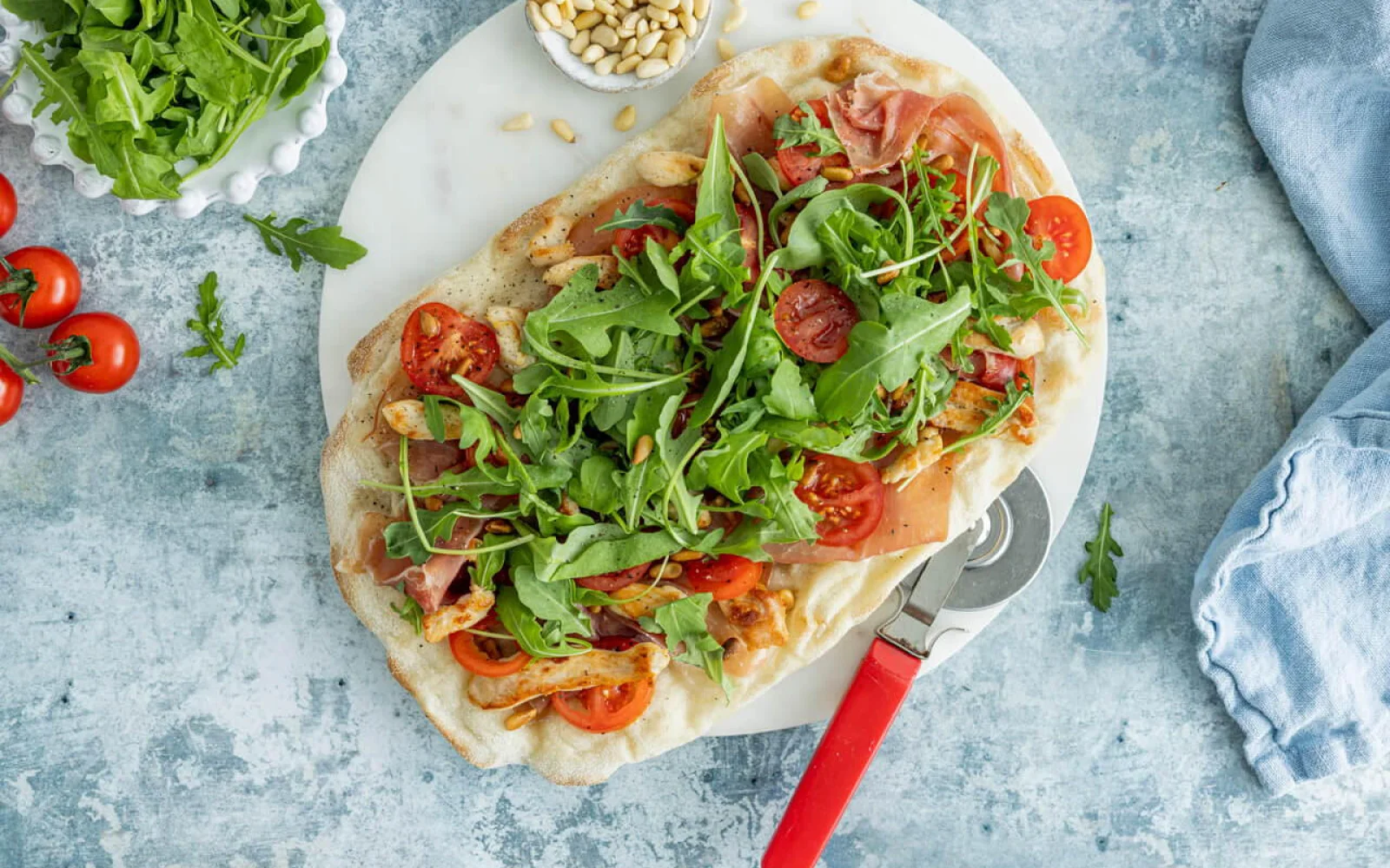 Gastwirtin Janniche verwöhnt Sie mit einfachen, aber schmackhaften Gerichten, von Pasta mit Lachs und Spinat über Pizza und Lasagne bis hin zu Leckereien wie norwegischen Waffeln, Schokoladenkuchen und Zimtschnecken.