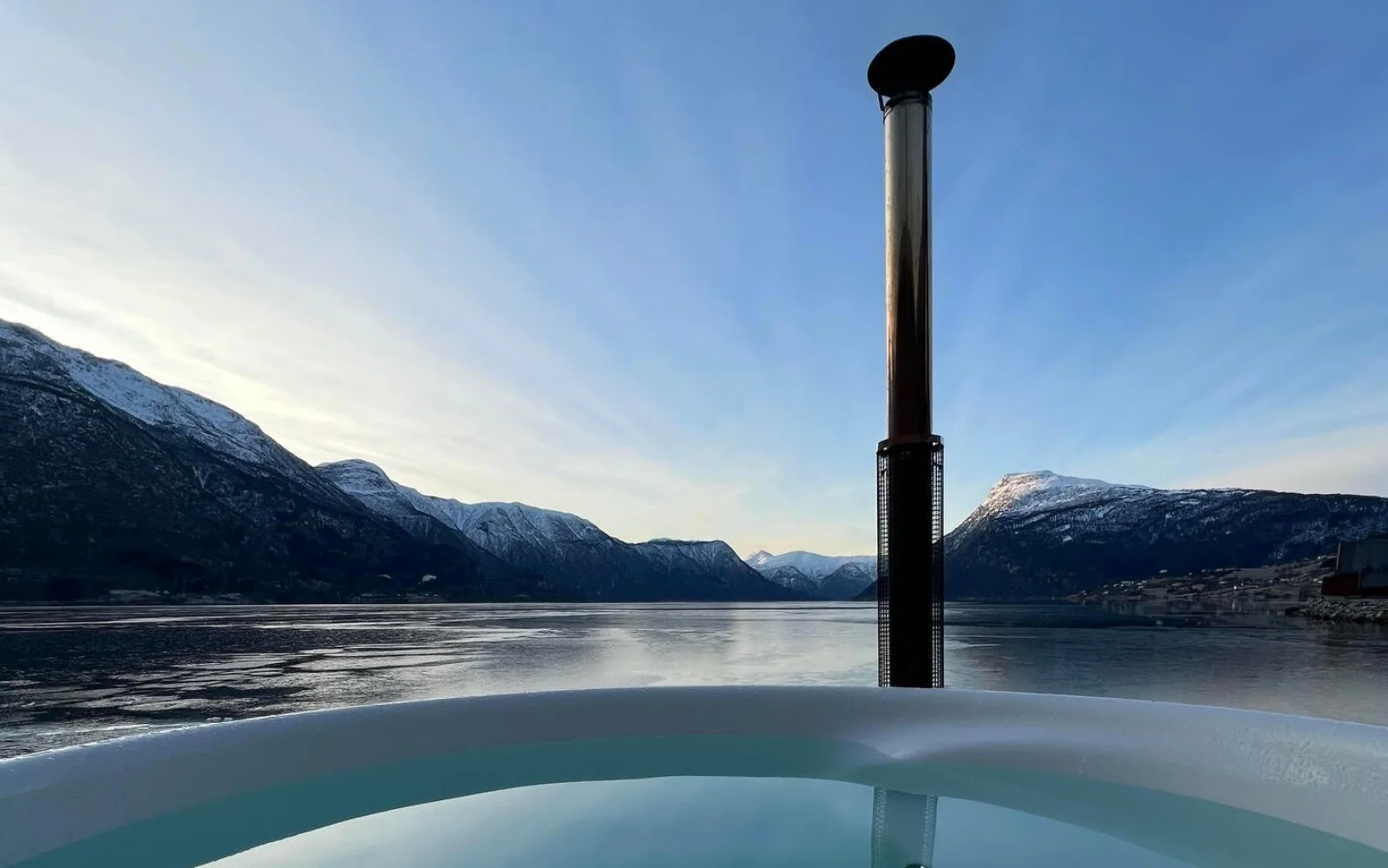 Am Lusterfjord genießen Sie Sauna und Hot Tub direkt am Wasser.