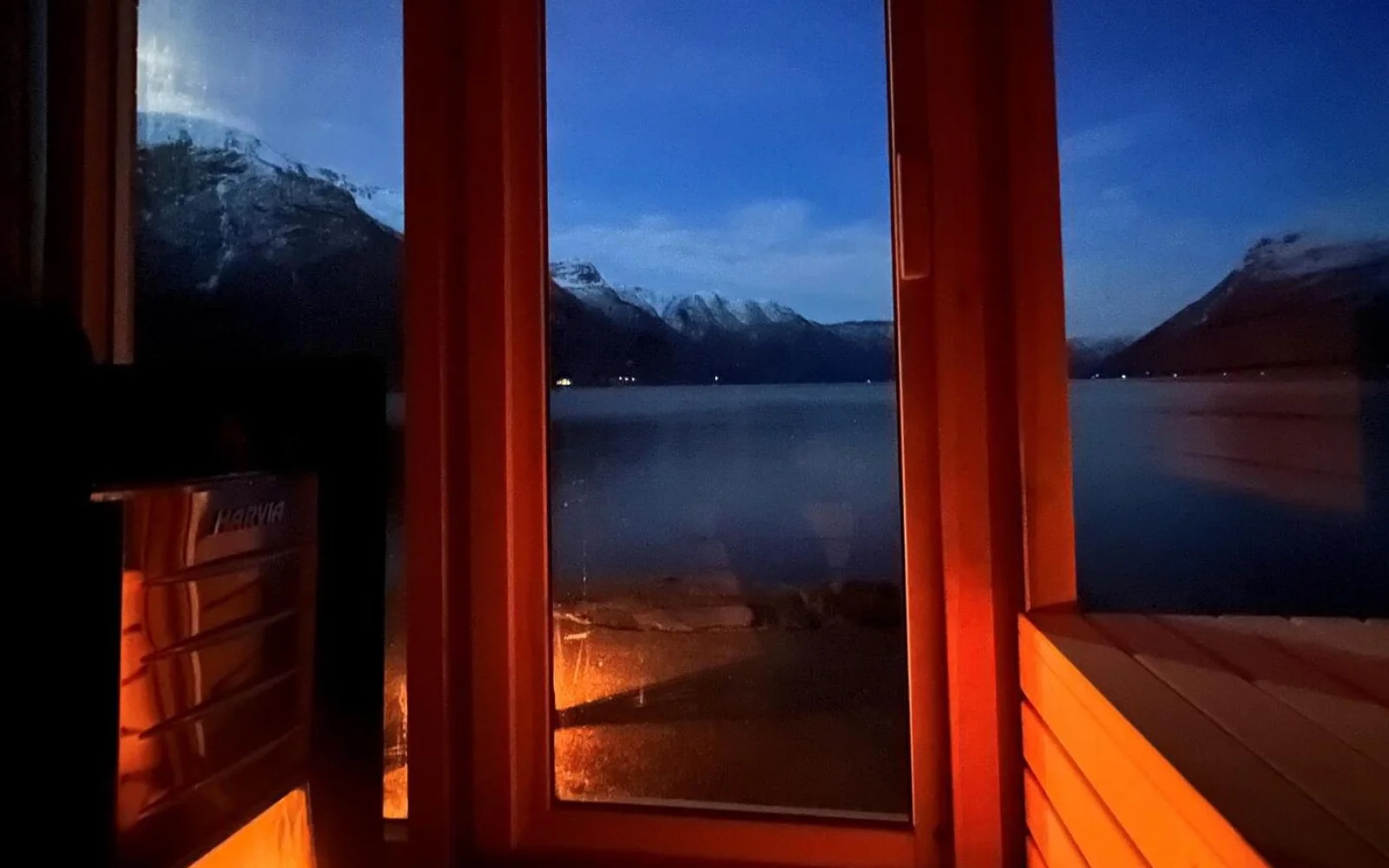 Bei Ihrem Saunabesuch genießen Sie einen einmaligen Blick über den Lusterfjord.