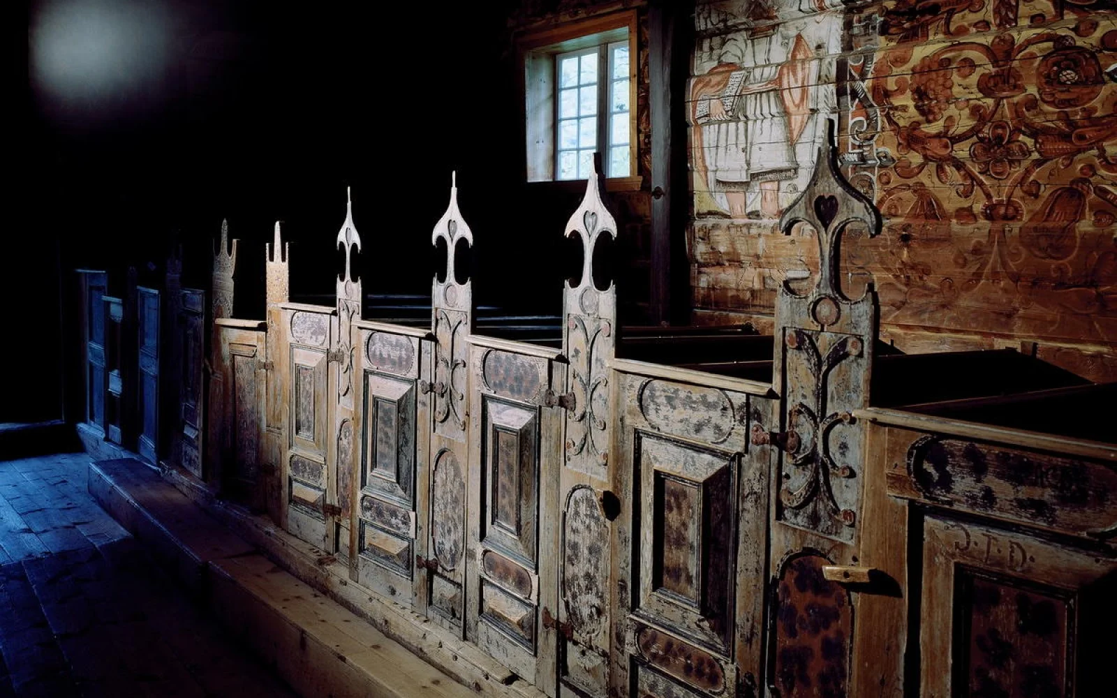 Bei Ihrer Besichtigung der alten Kirche in Gaupne erwartet Sie u. a. ein altes Portal aus dem 12. Jh.