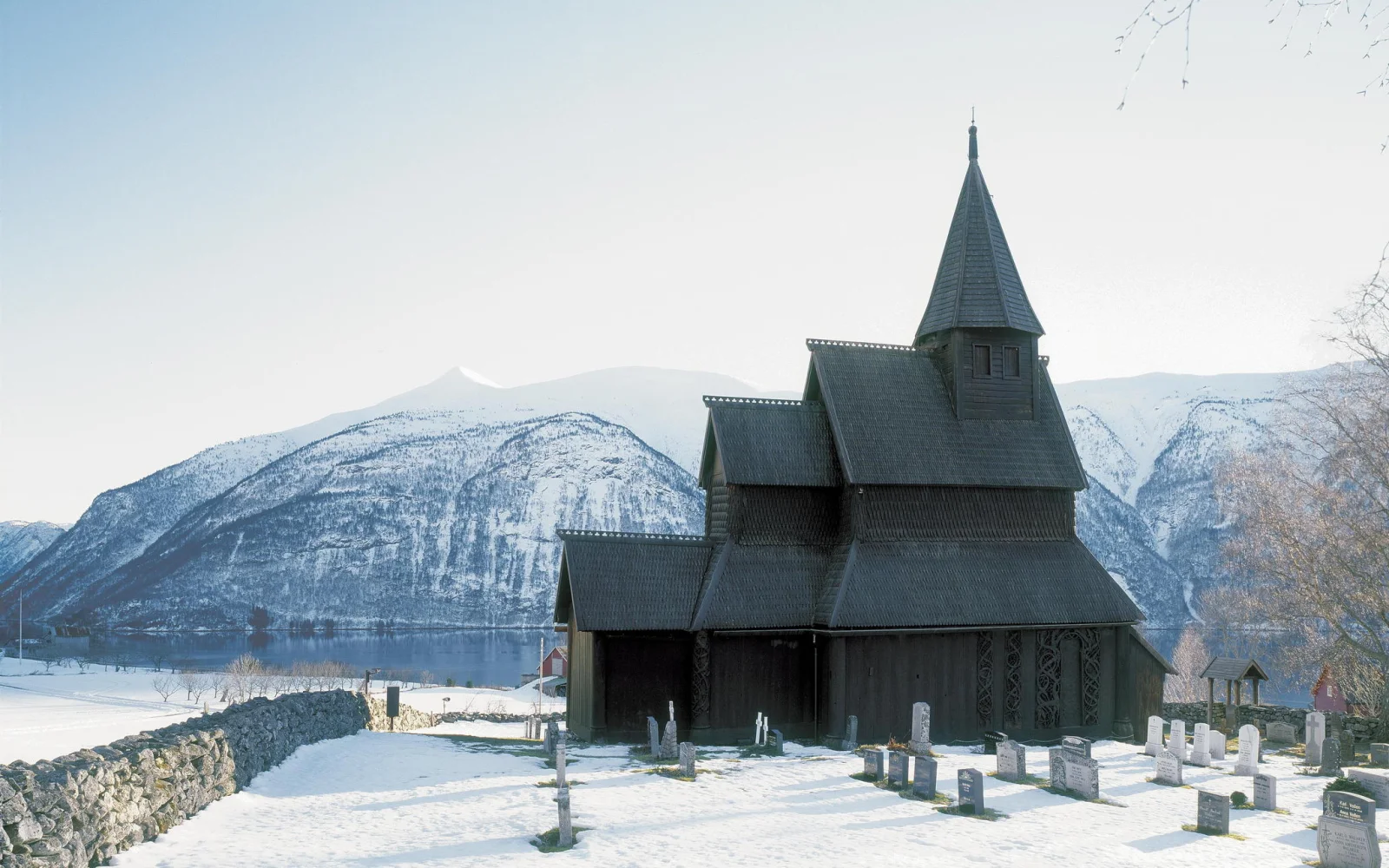 Von der ältesten erhaltenen Stabkirche Norwegens (Unesco Welterbe) in Urnes...
