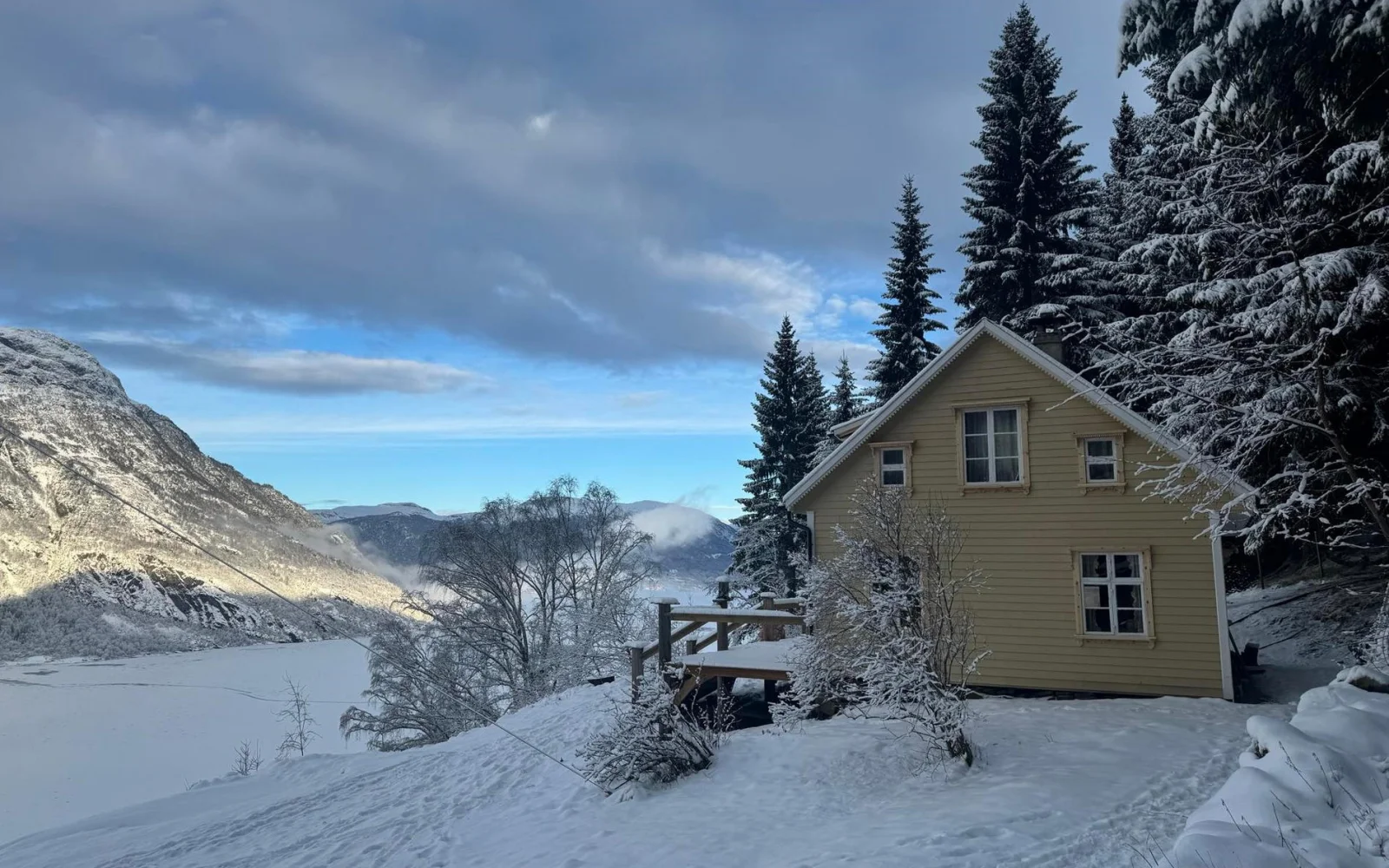 ...zum Hof Kroken Gard, wo Sie Ihr Lunchpaket mit traumhaften Ausblick über den Lusterfjord genießen.
