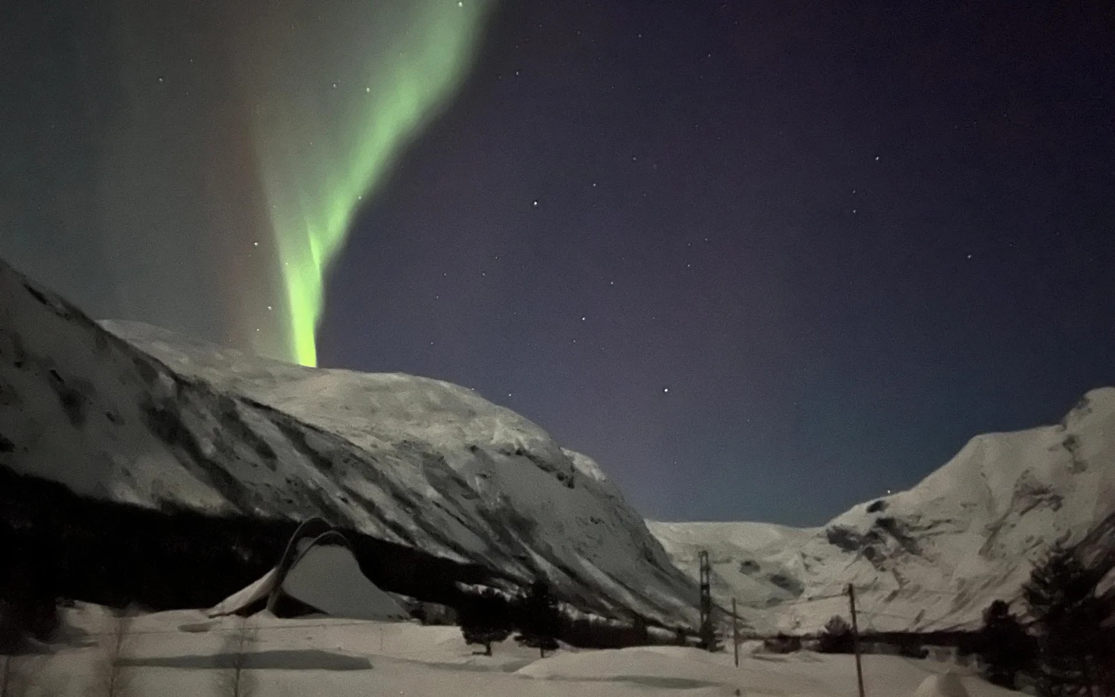 Mit etwas Glück sichten Sie vom Gasthaus aus über Gletscher und Bergen Nordlichter.