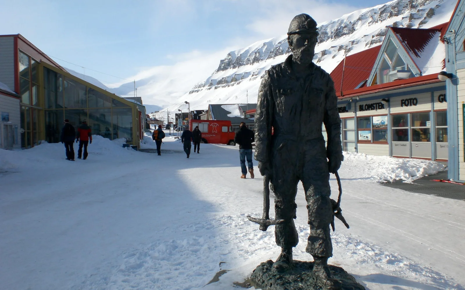 Die Historie des Archipels ist überall in der Hauptstadt Longyearbyen sicht- und spürbar. Bei einer gemeinsamen Tour durch die Stadt gibt's viel Interessantes zu hören und zu sehen.