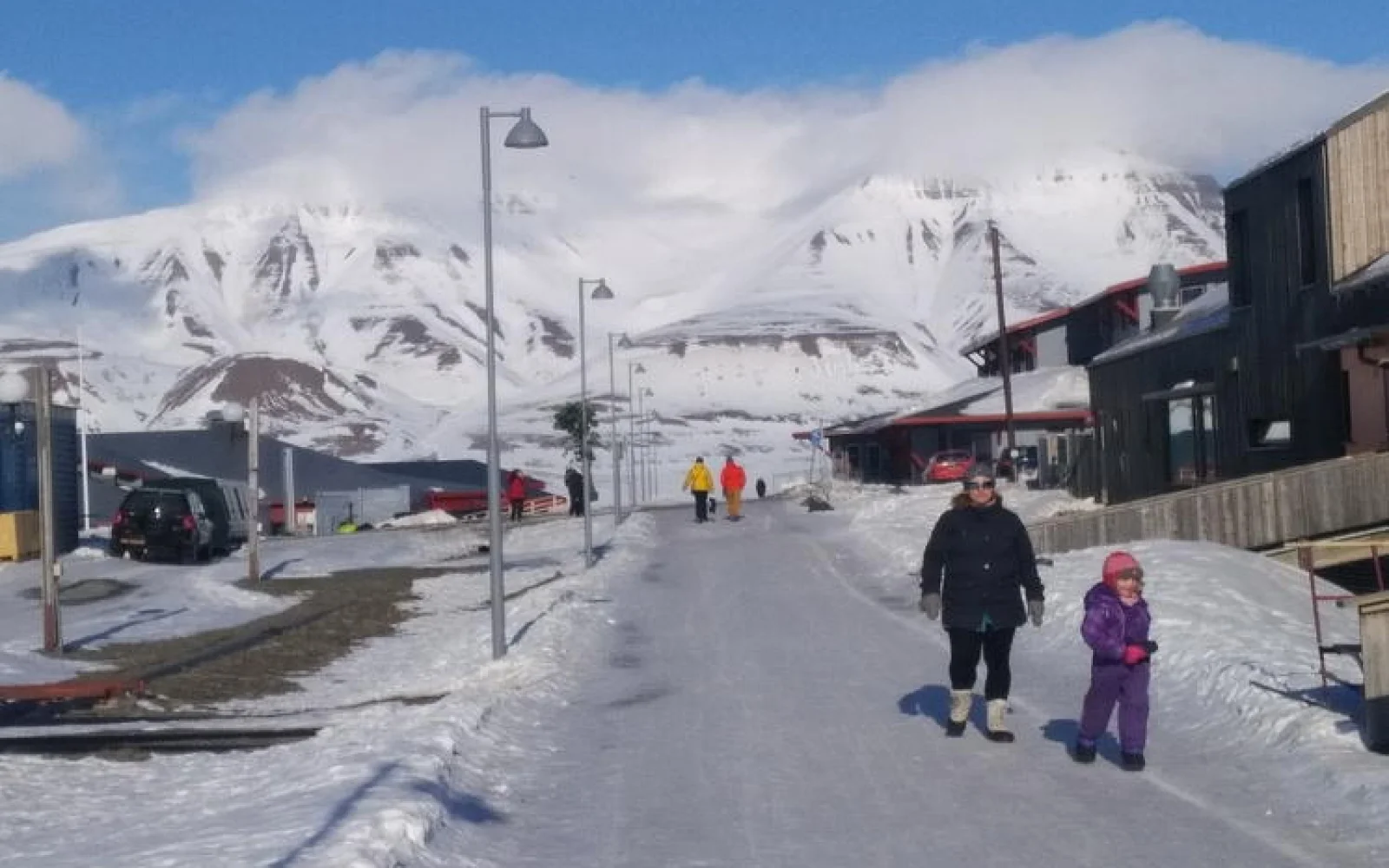 Durch die ca. 2000 Einwohner zählende Stadt führt eine kleine Einkaufsmeile, die alles zu bieten hat, was es für arktische Wintererlebnisse und einen Skimarathon braucht. Gute Restaurants und Bars fehlen auch nicht.