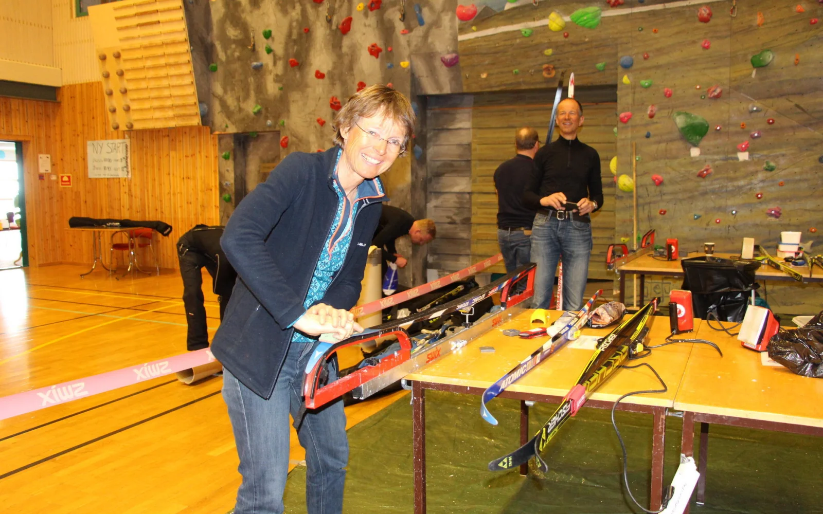Vorbereitung zum Ski-Marathon: Es geht gelassen zu. Gewachst wird in der örtlichen Sporthalle, wo auch die Startnummernausgabe stattfindet.