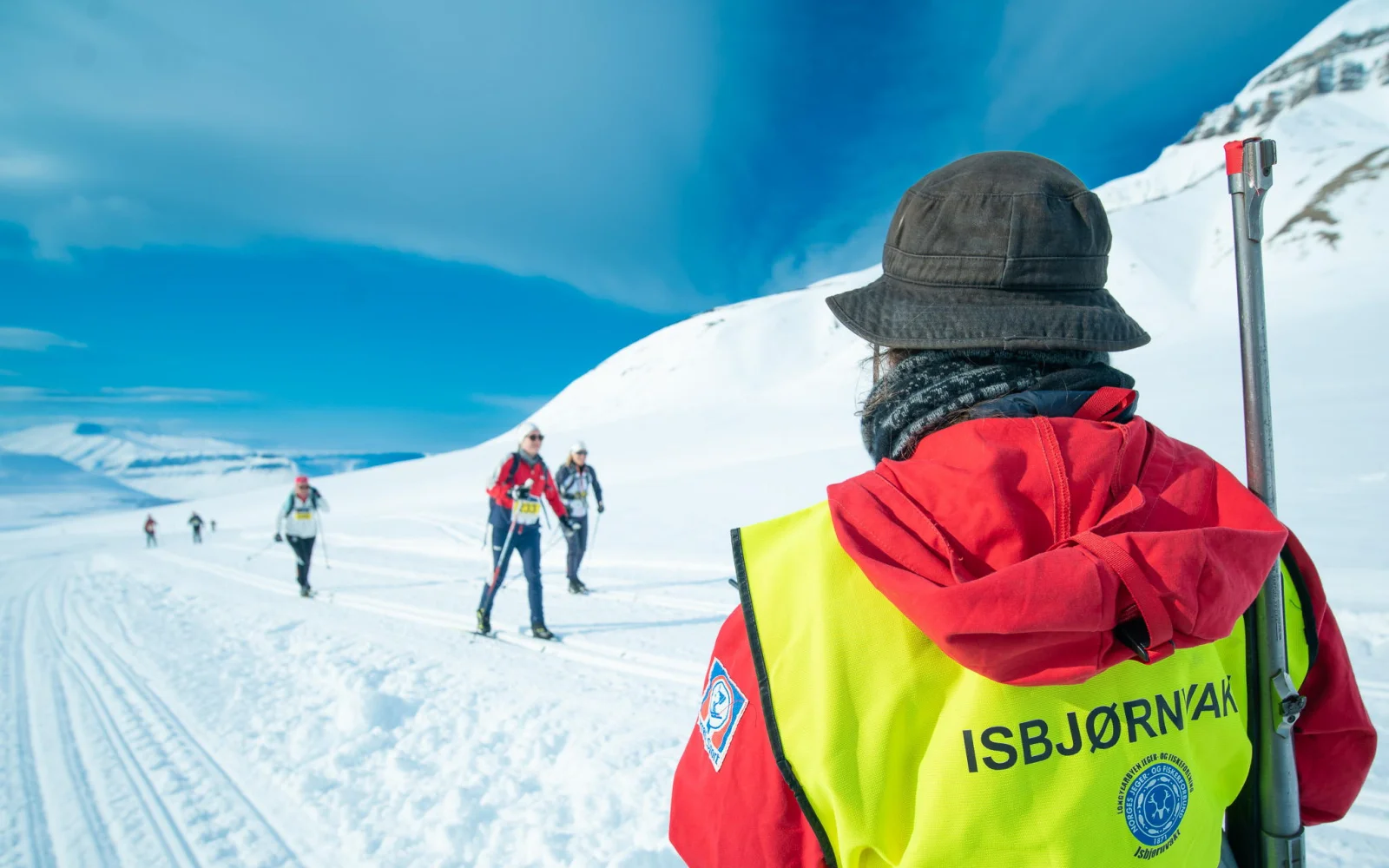 Spitzbergen ist die Heimat der Eisbären - insofern wird die Strecke bewacht. Praktisch besteht keine Gefahr.