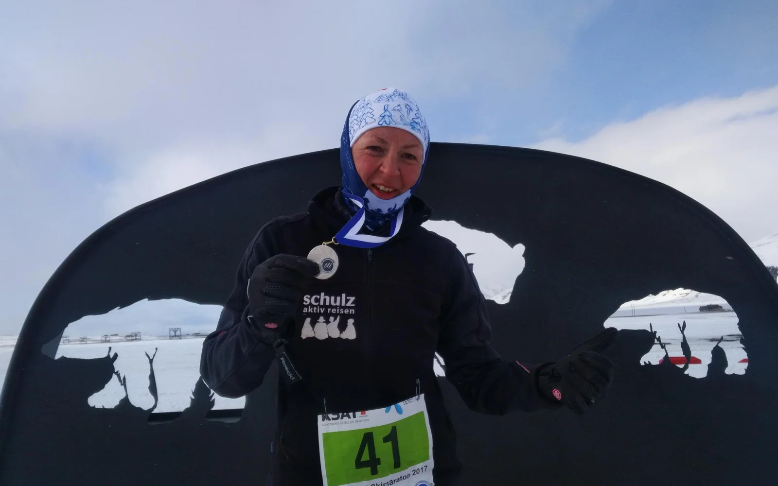 Ines (schulz sportreisen) im Ziel 2017 nach einem durchaus stürmischen Ski-Abenteuer und auf damals noch anderer Strecke.