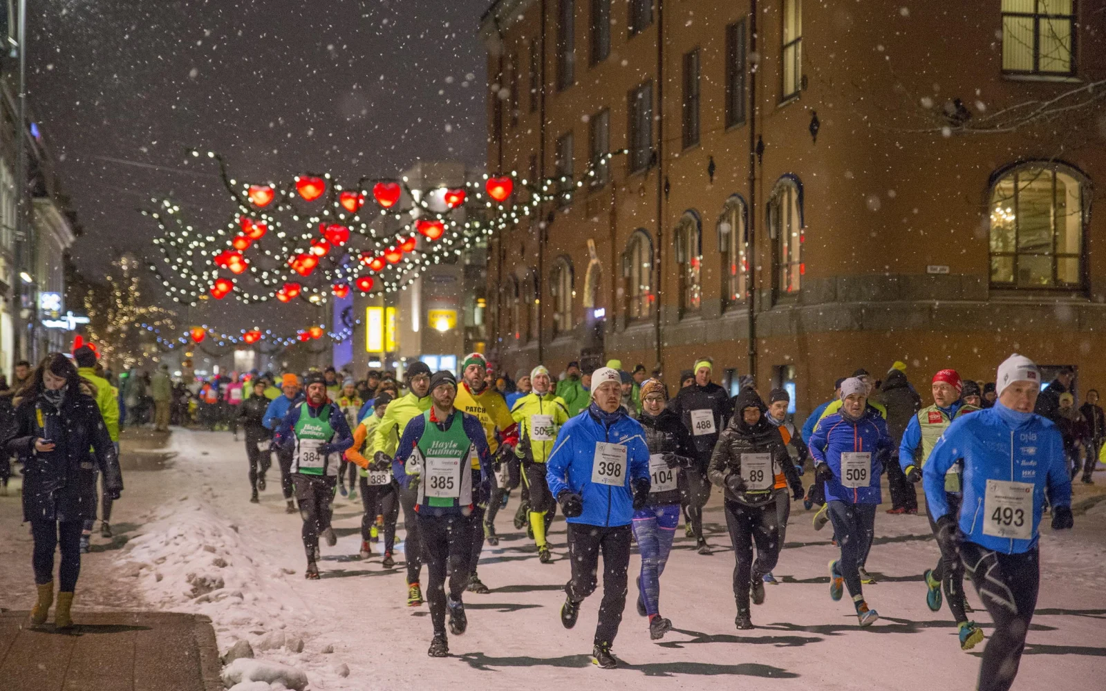 Faszination pur! Mit warmer Laufkleidung lässt sich die Strecke, welche auch auf Schnee und Eis verlaufen kann, genießen. Spikes unter den Laufschuhen sind keine schlechte Wahl aber kein Muss.