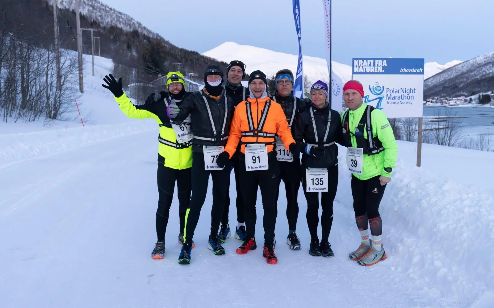 Am Start des Polar Night Marathon (42 km) im kleinen Dorf Sjøtun auf Kvaløya. (13 Uhr, Jan. 2025)