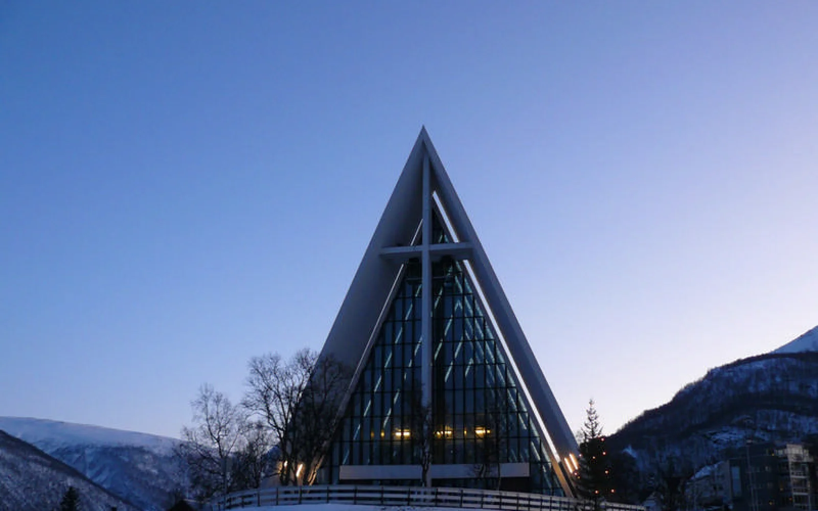 Die Eismeerkathedrale, das Wahrzeichen Tromsø´s bei Tageslicht. Heller wird es zu dieser Jahreszeit nicht. 