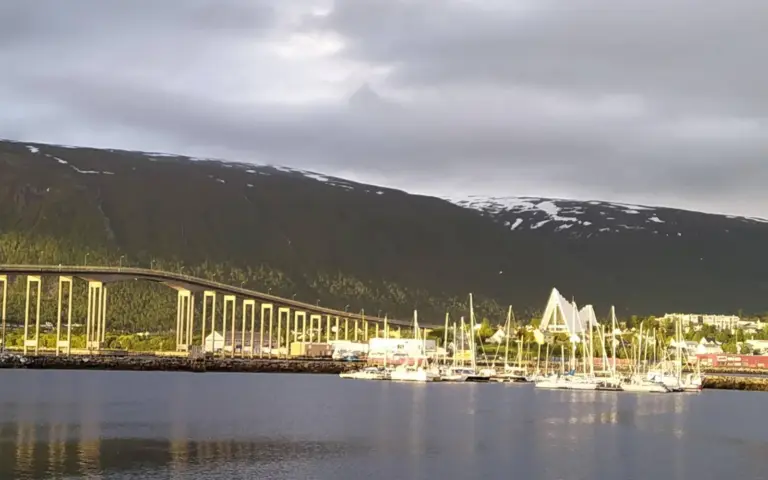 Tromsø im Mittsommerlicht. Blick zur Tromsøbrua und Eismeer-Kathedrale.
