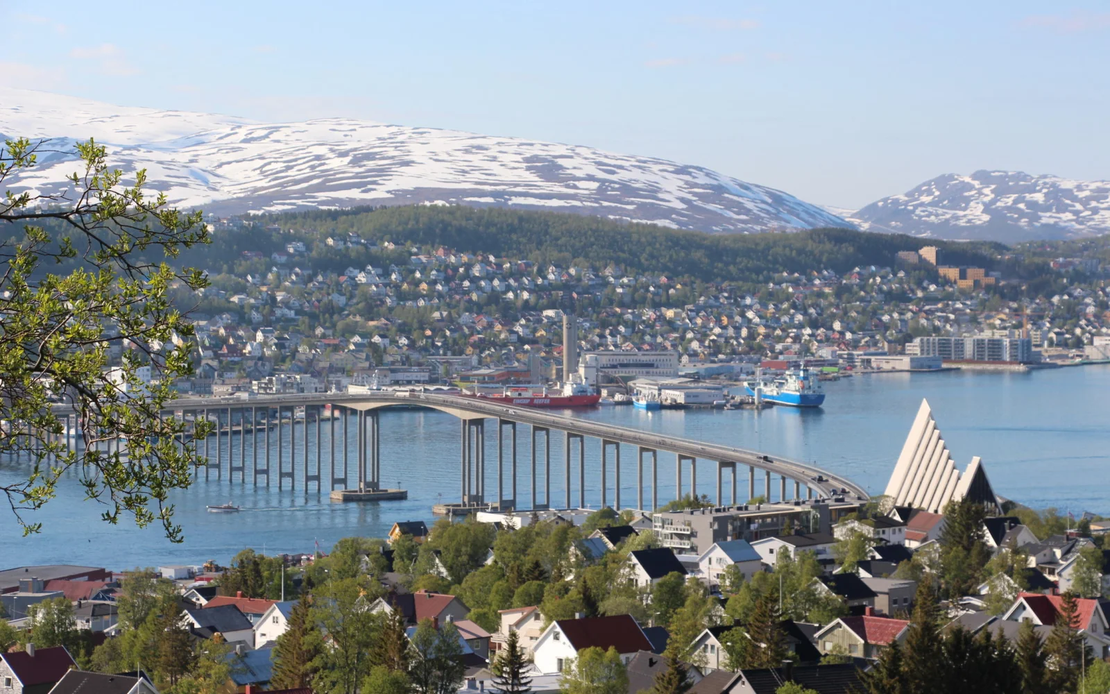 Die Brücke Tromsøbrua verbindet Festland und die Insel Tromsøya.