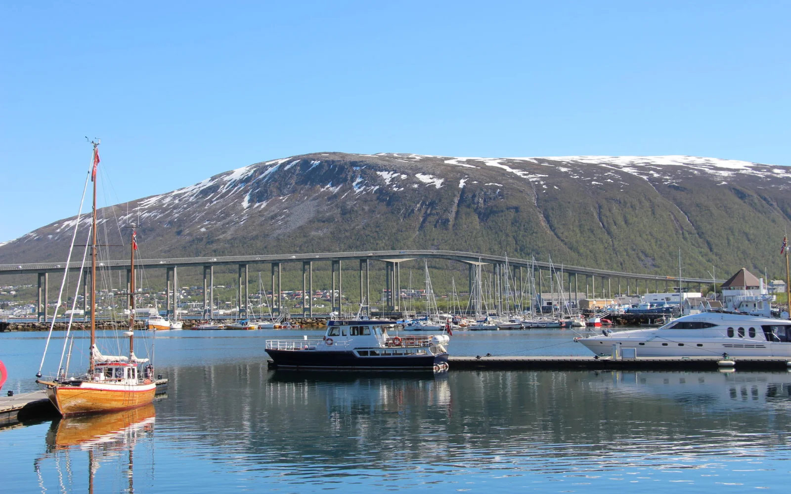 Das Wahrzeichen vom Tromsö und Herausforderung auf der Marathondistanz: die Tromsøbrua („Tromsø-Brücke“) - gut einen 1 km lang.