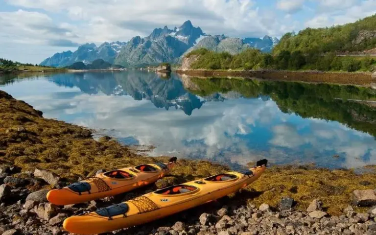 Kajaktour in den Schären von Kabelvåg nach Henningsvær