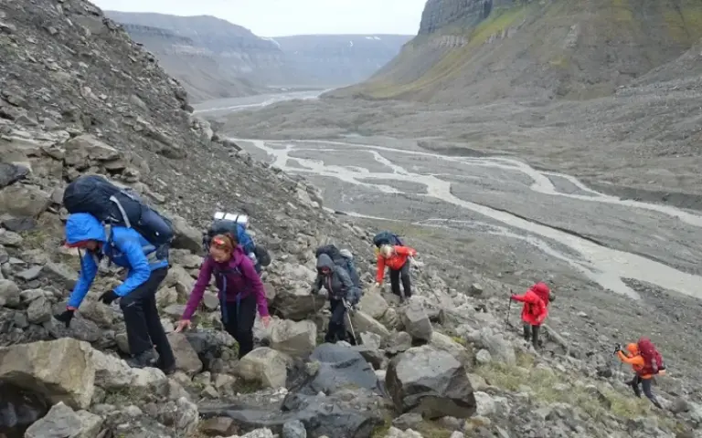Bootsfahrt nach Dickson Land und Trekkingstart in Skansdalen-Tal