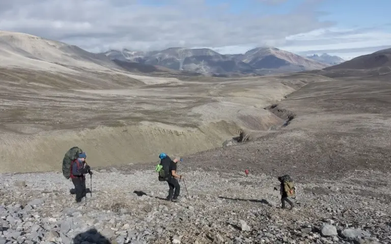 Wandern im Tordalen, Flussquerung und Fossiliensuche