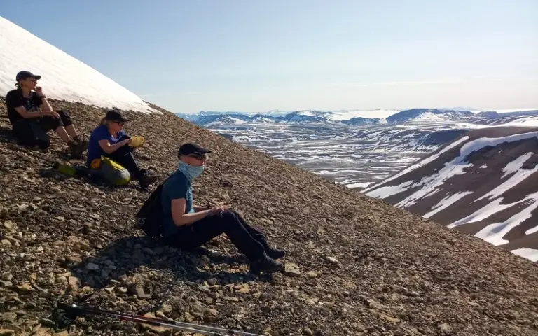 Aufstieg zum Torfjället (785 m), Korallenfossilen und Wasserfälle
