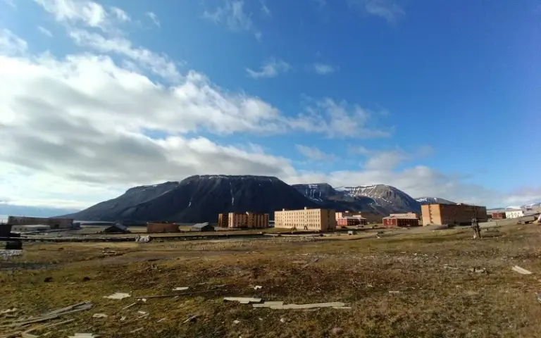 Stadtbesichtigung in Pyramiden, Bootstransfer nach Longyearbyen
