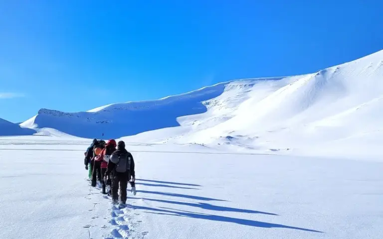 Schneewanderung um Longyearbyen, Abholung der Startunterlagen