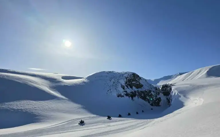 Skitraining auf den Loipen in Longyearbyen oder Schneemobiltour ins Reich der Eisbären