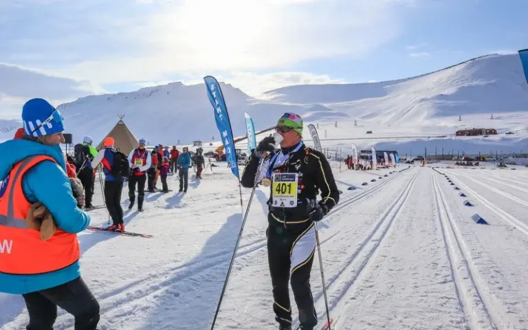 Svalbard Skimarathon und zelebrieren des Laufes beim gemeinsamen Abendessen