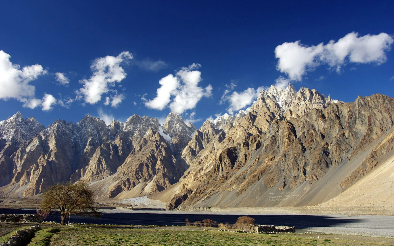 Sie besichtige pittoreske Gebirgsdörfer, darunter Passu mit der Kathedrale Tupopdan (6106 m)